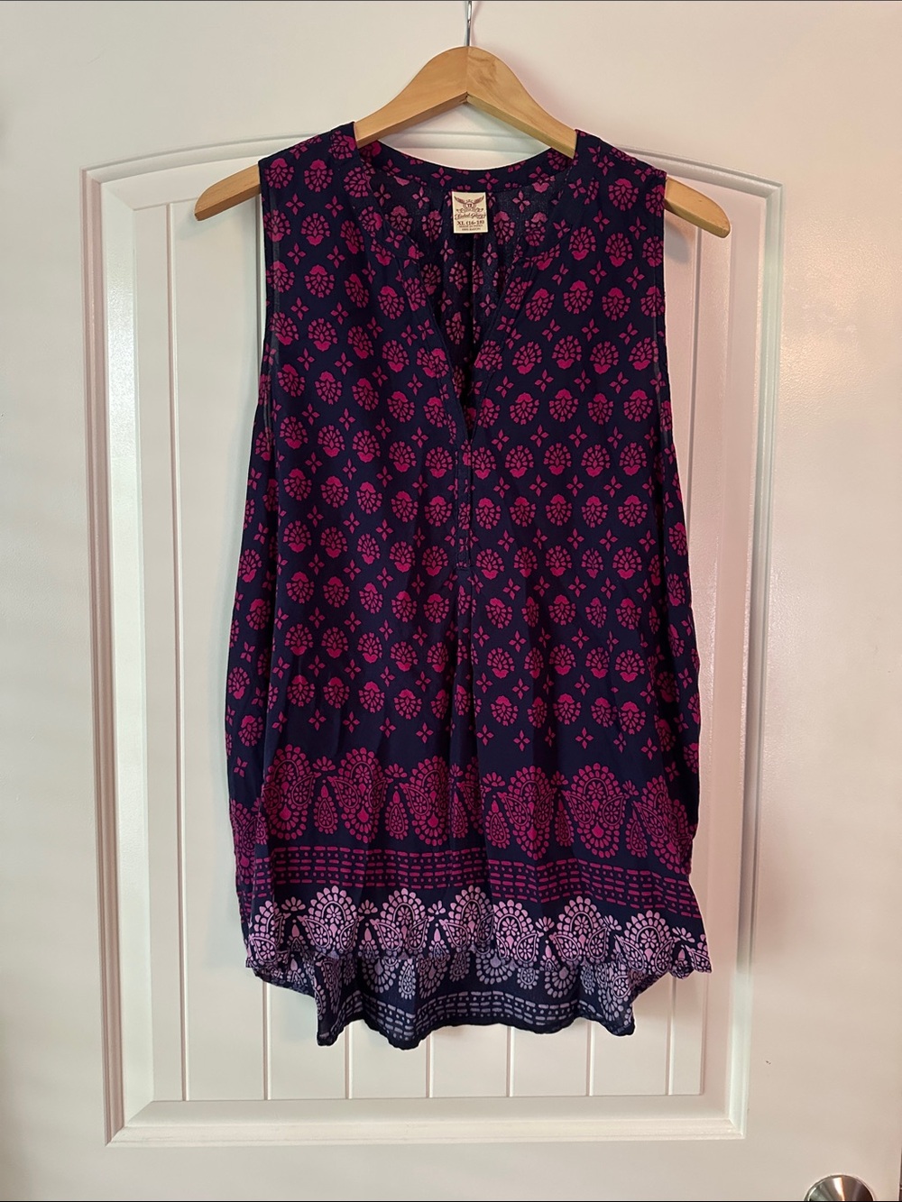 Faded Glory Navy Sleeveless Camisole with Magenta Print
